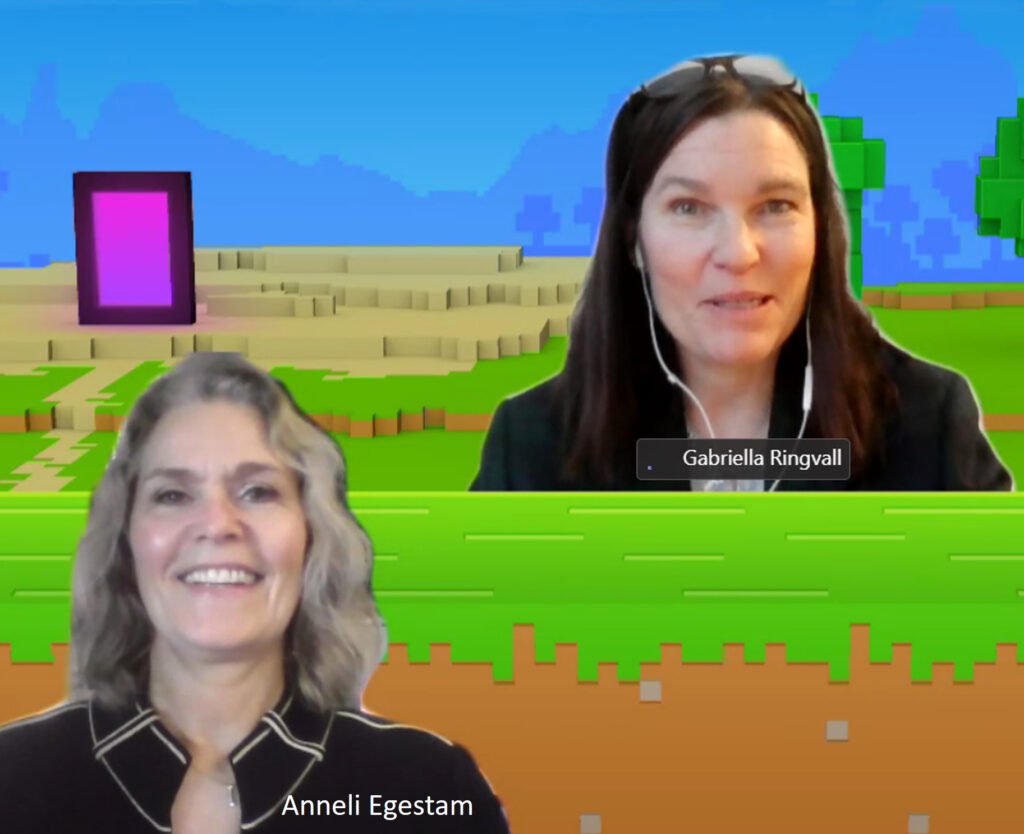 Foto i form av en skärmbild från ett Teamsmöte på Anneli Egestam och Gabriella Ringvall. Bilden har en Teamsbakgrund i form av ett TV-spel med pixlat utseende och starka färger i grönt, blått och rosa och det ser ut som att Anneli och Gabriella är med i spelet.